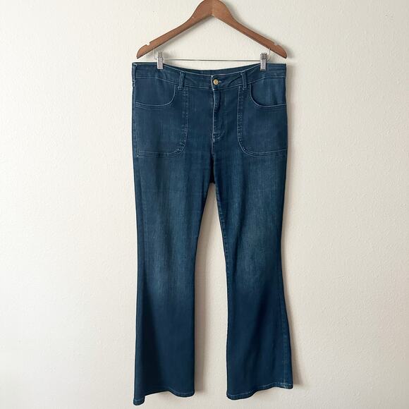 Pilcro the Icon Flare Jean Patch Pockets Women’s Size 32‎ mid-dark wash - Picture 2 of 16